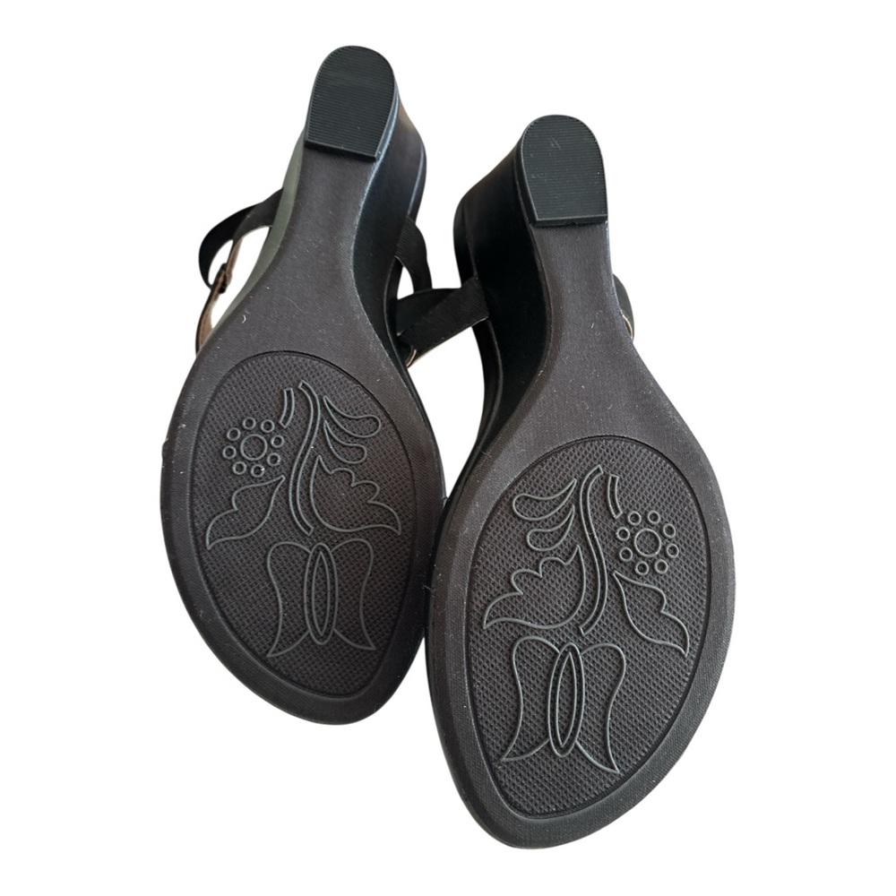 White Mountain Women's Black Thong Sandals with Tan Footbed Accent - Picture 4 of 4